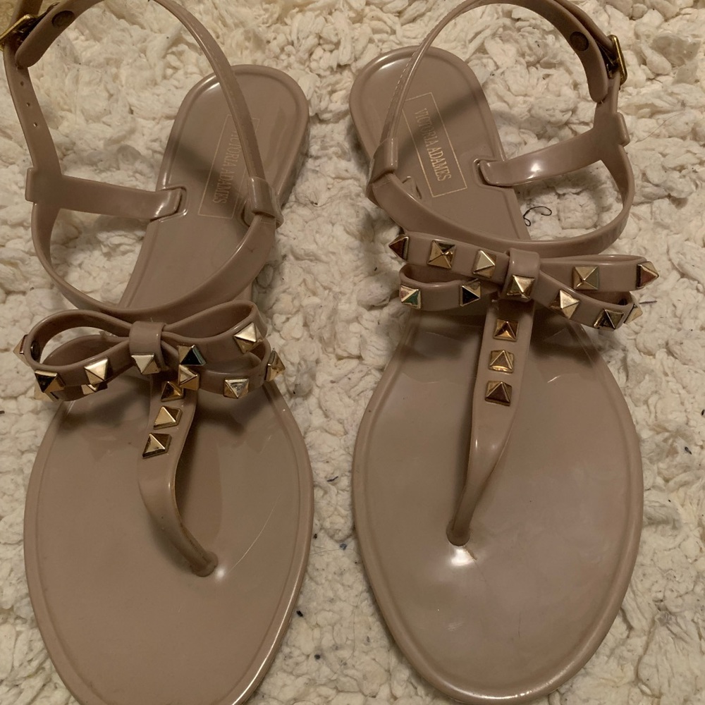 Women’s Victoria Adames nude and gold bow spike studded jelly sandals 40 8.5